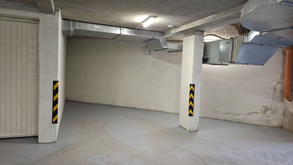 Дава се под наем Гараж / Паркомясто в София, Зона Б-18 - 8 кв.м за 66.3 € - Снимка #1