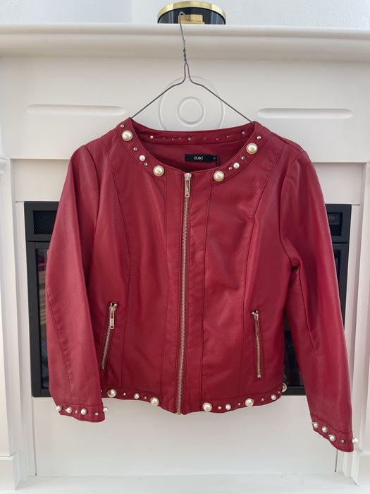 Geaca rosie cu aplicatii