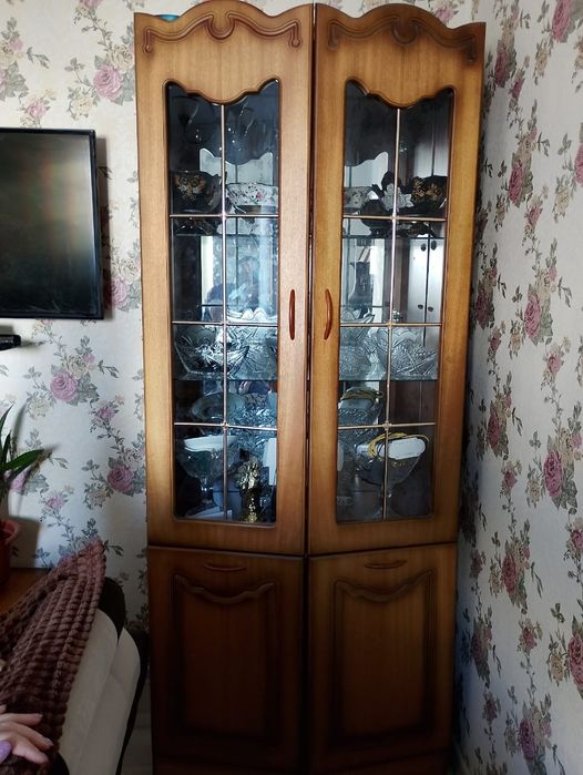 Сервант продам, состояние идеальный