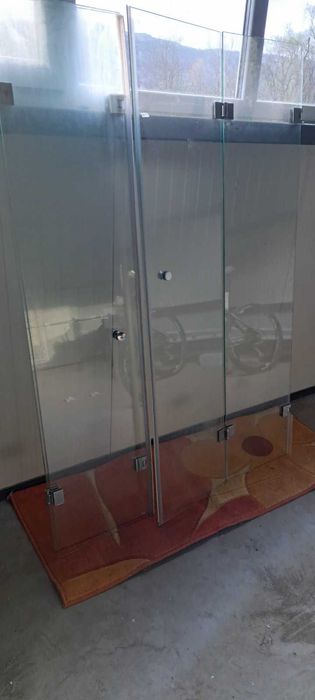 Стъклена душ кабина