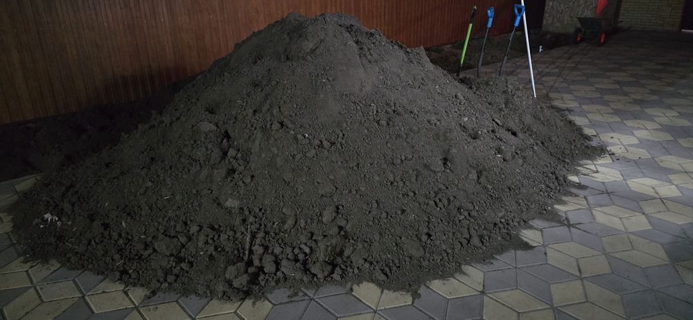 Чернозем мешками по 500 за мешок.