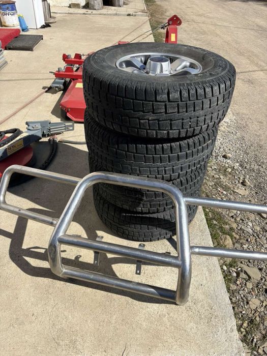 Продавам гуми с джанти 265/75 R16 за джип