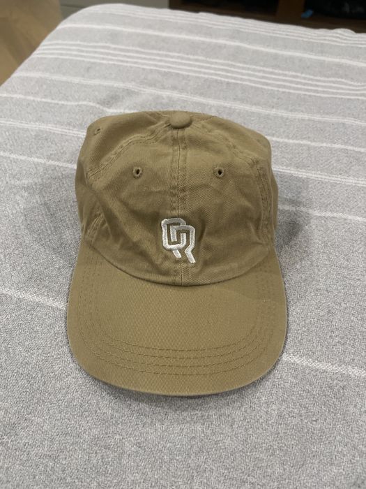 Кепка цвета хаки с логотипом QR — стильная, в отличном состоянии