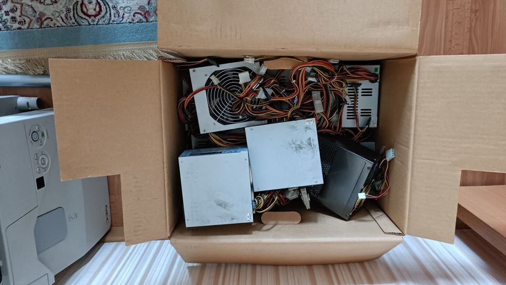 Старые компьютерные запчасти и комплектующие