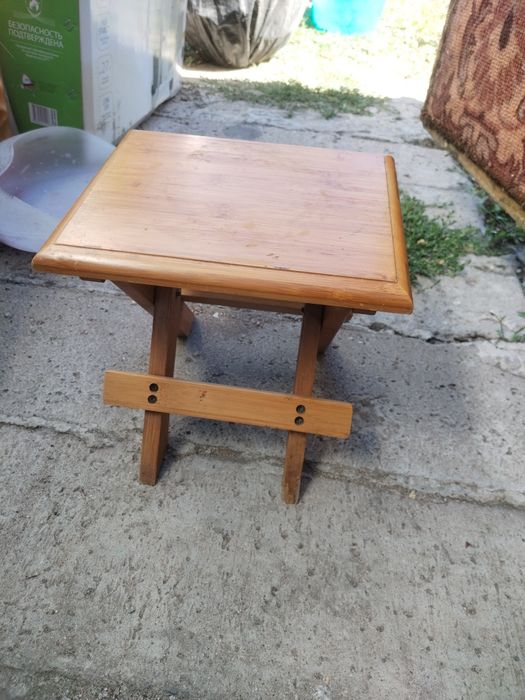 Продам складной деревянный стульчик.