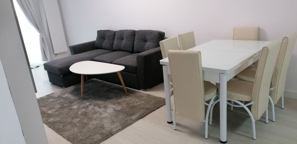 Inchiriez apartament cu două camere foarte mari în White Tower (complet utilat) 2500 lei.