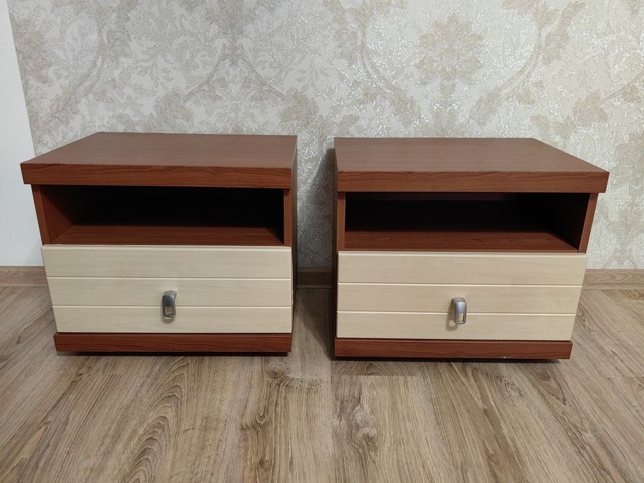 Комод, зеркало, две тумбочки