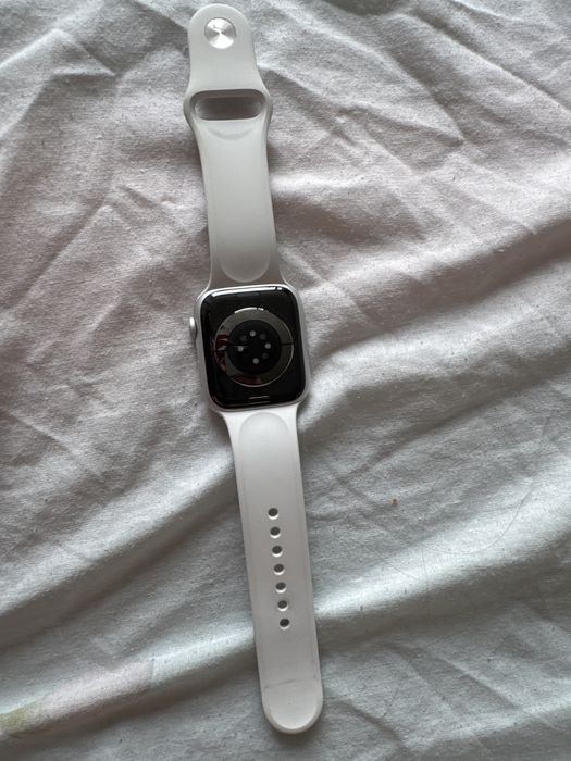 Apple watch 8 45мм бедого цвета