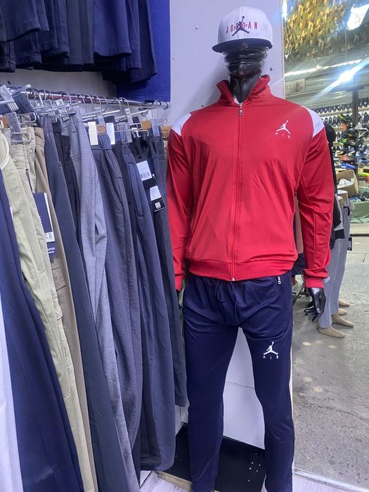 Магазин закрыли распродажа одежды