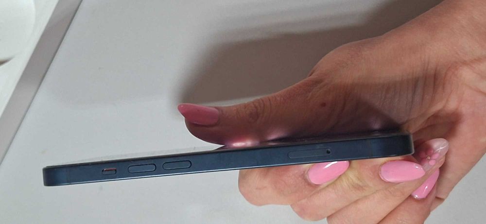 iPhone 13 128GB – кутия, кабел, документи – много запазен