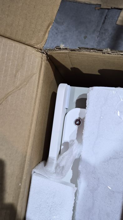 Masă de înfășat Badabulle, montaj pe perete, nouă, nefolosită.