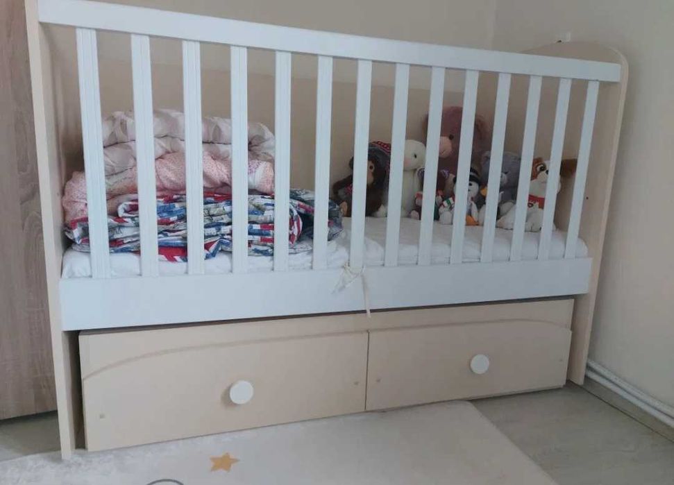 Детско / бебешко легло / кошара, с люлеещ механизъм, неизползвана.