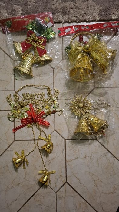 Коледни играчки и герлянди