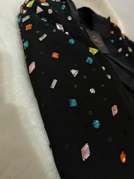 Vand costum cu pietre