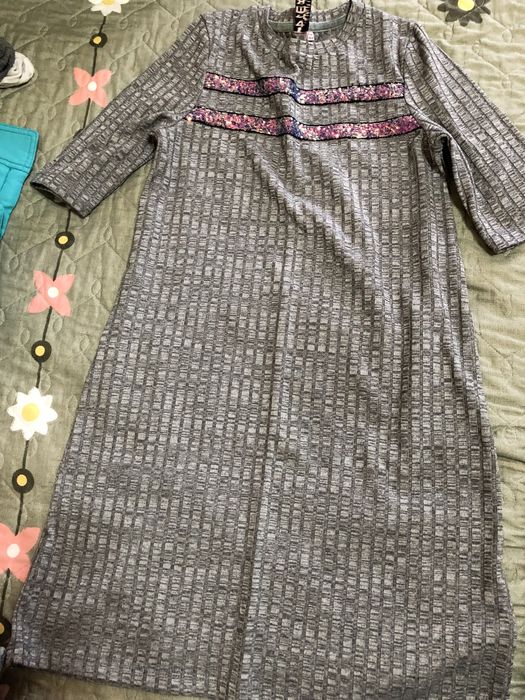 Продаются платья.