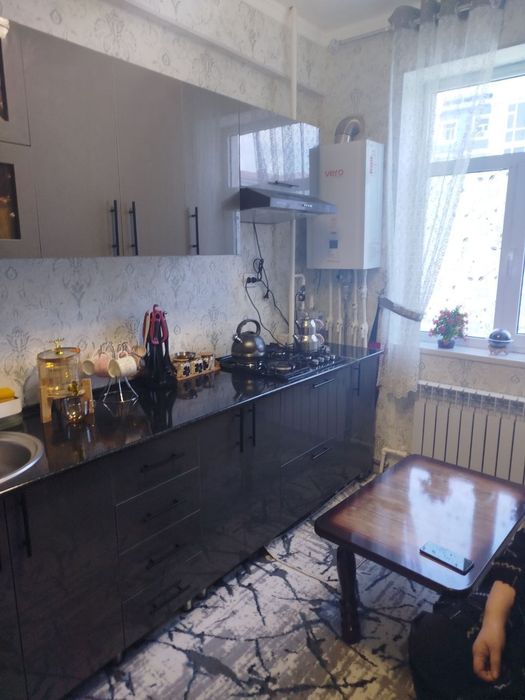 Kvartira sotiladi 1 xona 2 xona qilingan