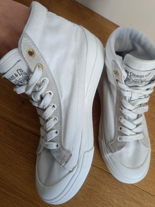 Levis , Дънки и кецове . Сет 65лв