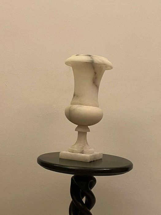 Piesa veche din marmura alba cu intarsii negre bibelouri bibelou