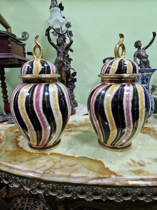 Чифт Уникални антикварни белгийски порцеланови урни H.BEQUET