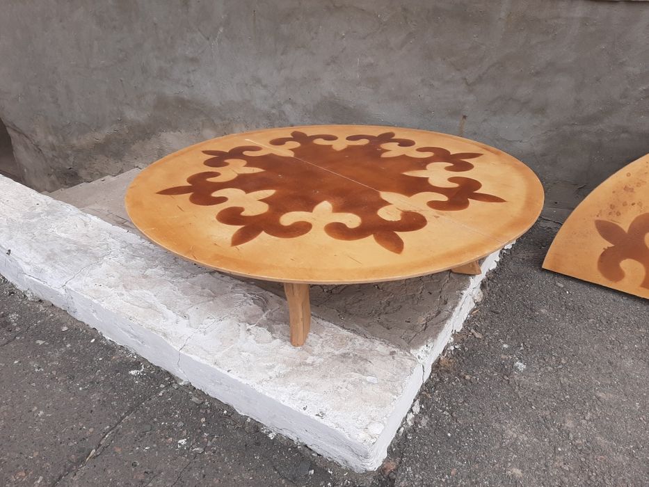 Продам два кругхых стола, в хорошем состоянии.