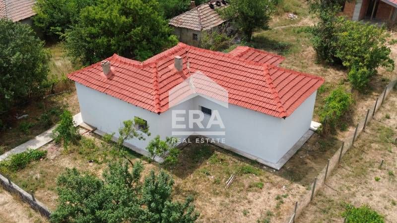 Едноетажна, обзаведена, санирана къща за продажба, с двор, в центъра н