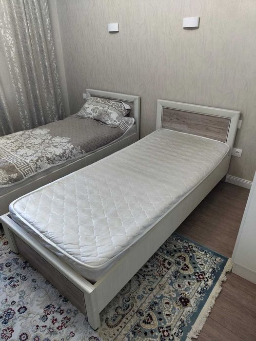 Односпальная кровать с матрасом