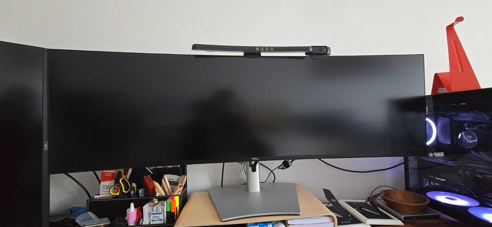 Продавам монитор Dell U4924DW