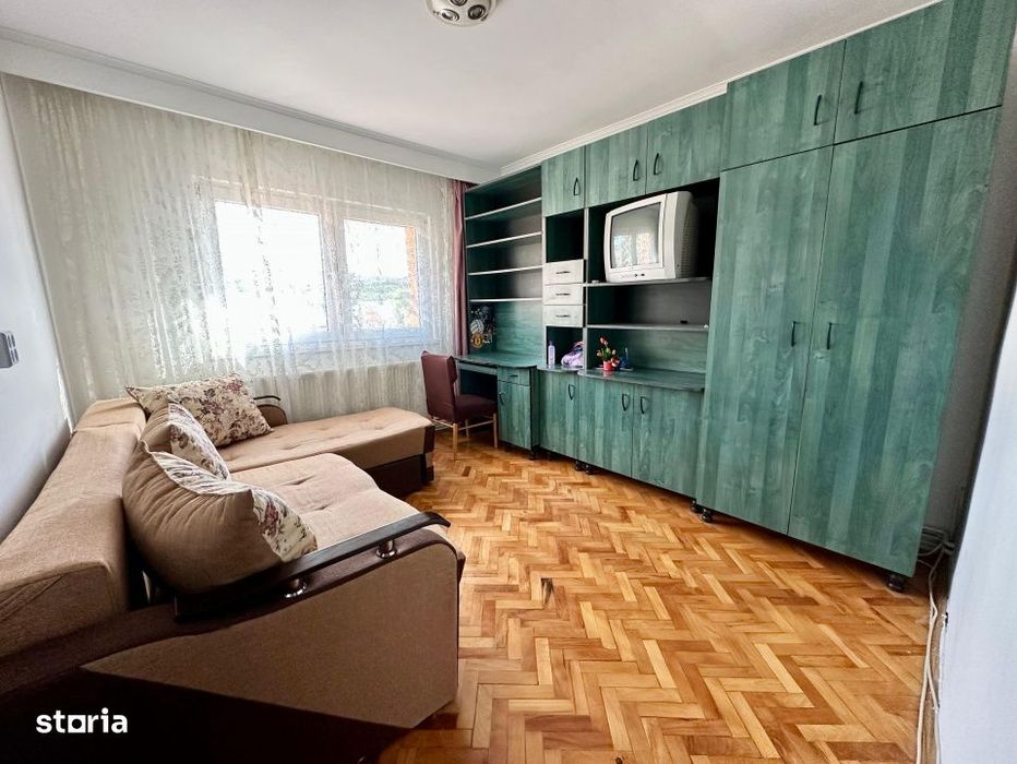 Apartament de 3 camere ,decomandat, balcon , loc de paracre .