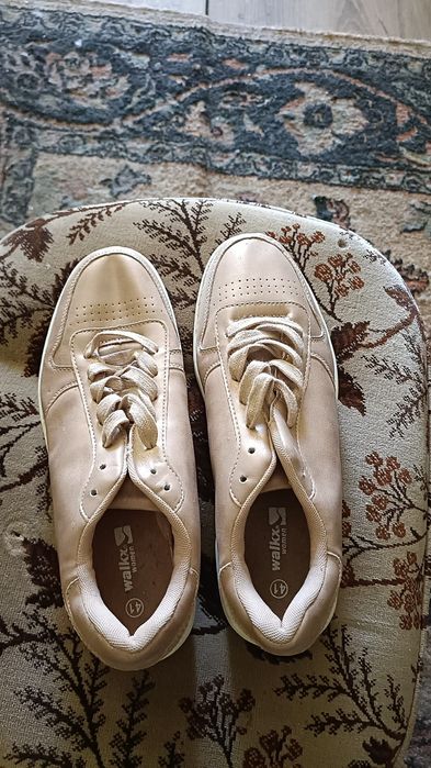 Adidași de damă sunt noi dar fără eticheta