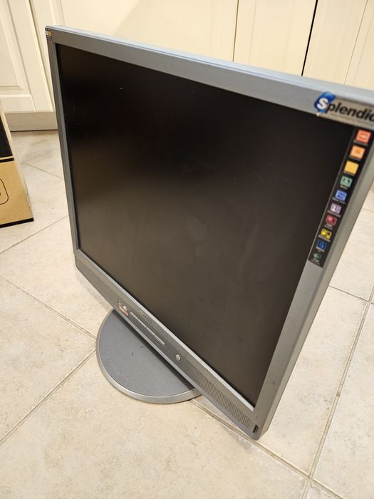 19-инчов монитор за компютър