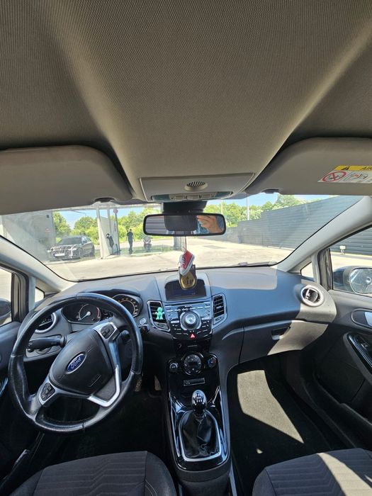 Vand ford fiesta preț ușor negociabil