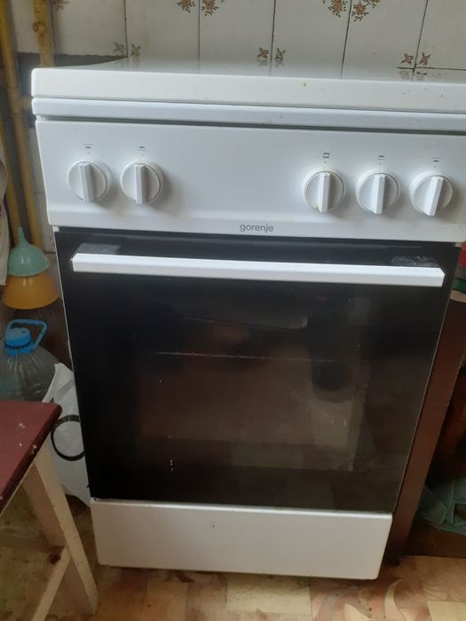 Vând frigider,mașina spălat și aragaz.