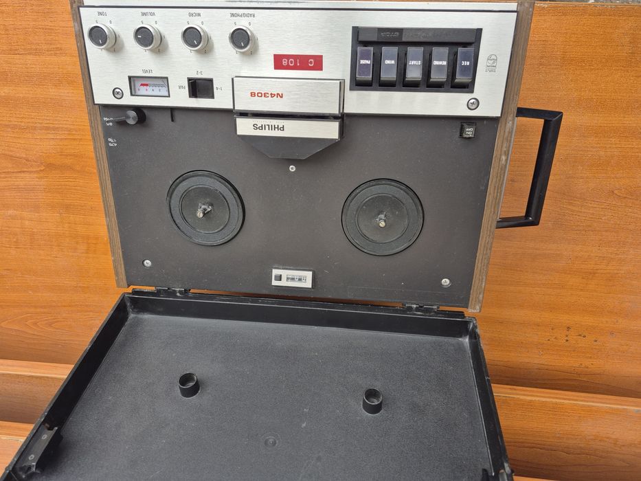 Vând magnetofon Philips model N 4308/80,made in Austria