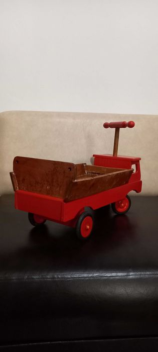 Mașinuță veche din lemn