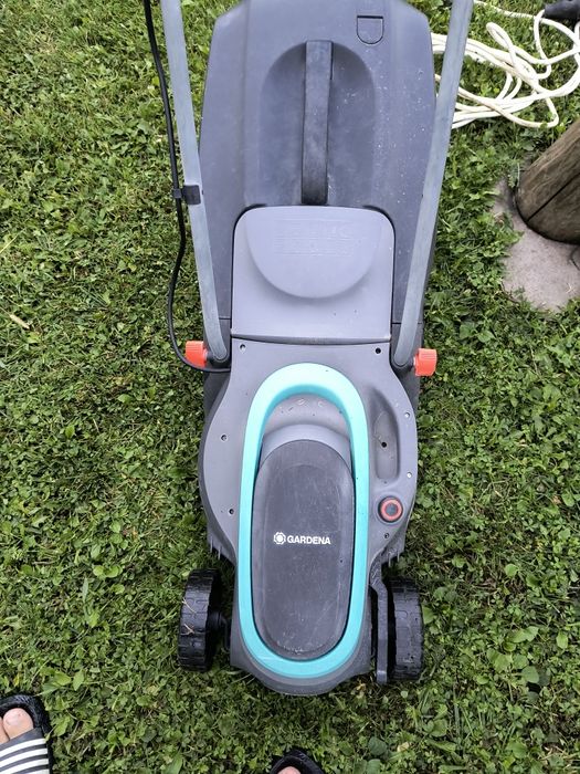 Mașină electrică de tuns gazon