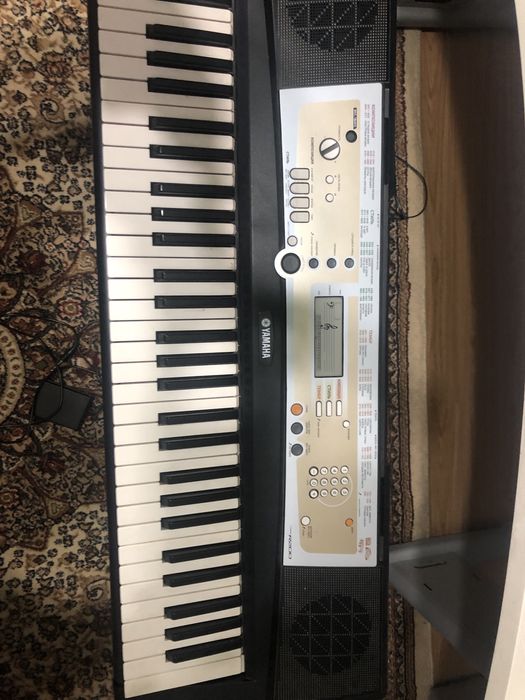 Продам синтезатор Yamaha psr R200
