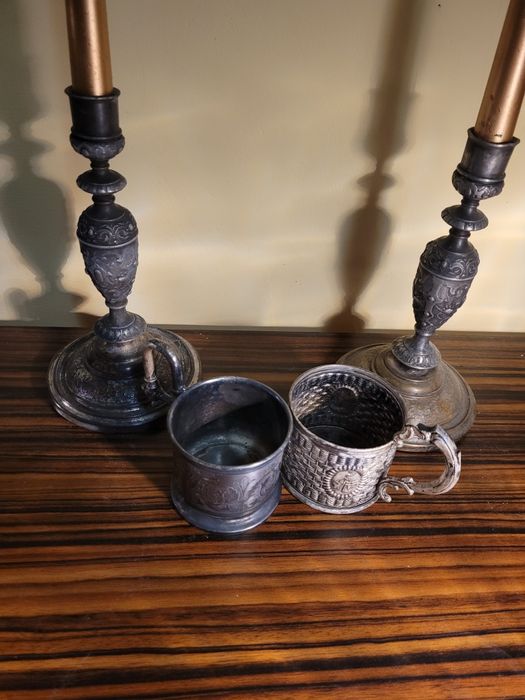 Vând sfesnice și căni vechi..