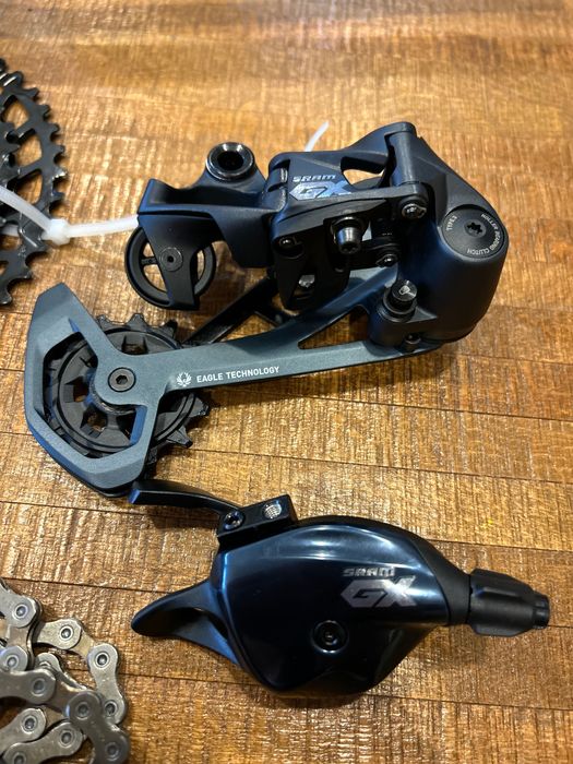 Angrenaj SRAM GX Eagle nou si ghidon Specialized cu pipa