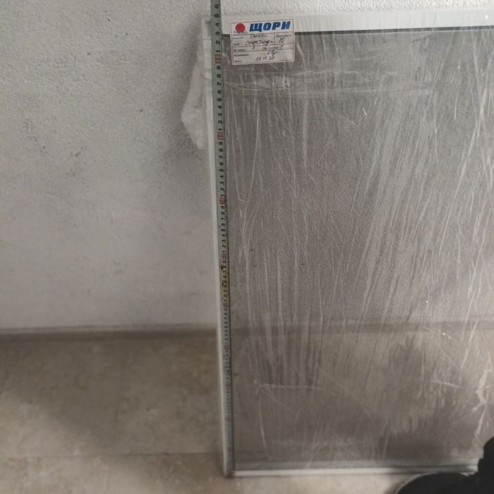 Комарник цвят бял