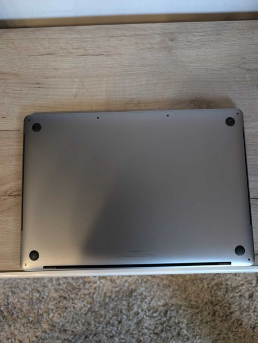 MacBook Pro 2019 6-Core i7 16GB Ram 250GB SSD Radeon 4GB Touchbar