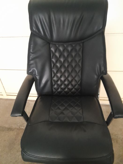 Продаются офисное кресло в рабочем состоянии.
