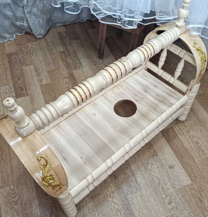 Tol daraxtidan yasalgan tilla beshik