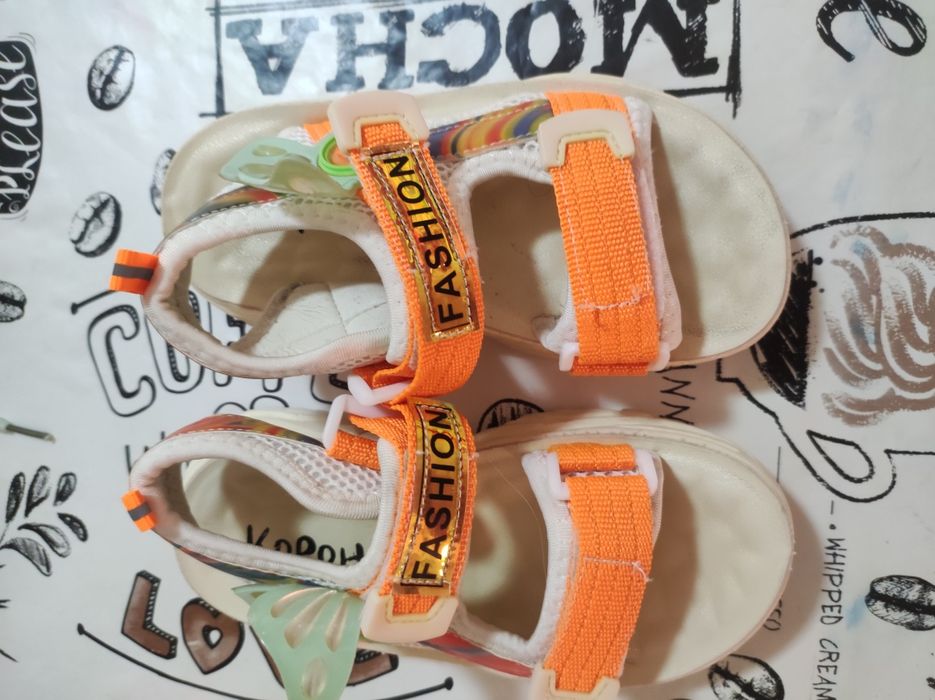 Продам кросовки для девочки