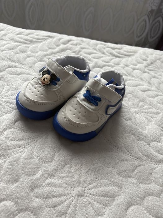 Adidasi cu beculete noi marimea 22