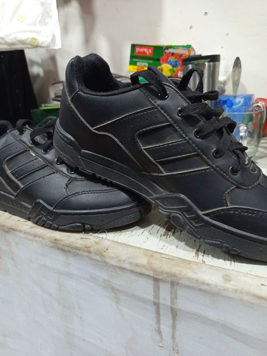 Рабочий кроссовка сотилади янги