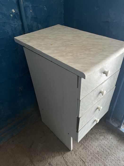 тумба с выдвижными полками.