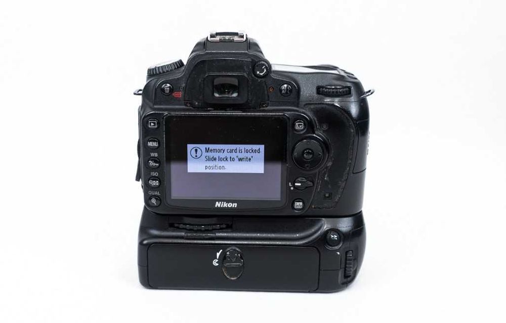 Nikon D90 + grip + 2 baterii - Defect