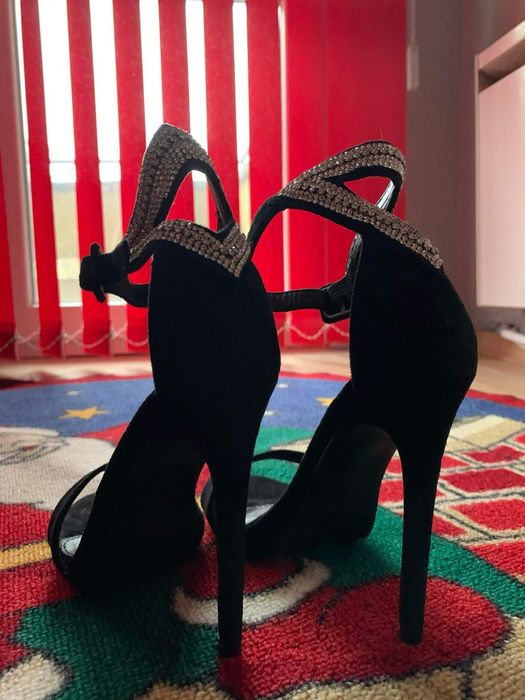 Черни нови сандали с ток / токчета