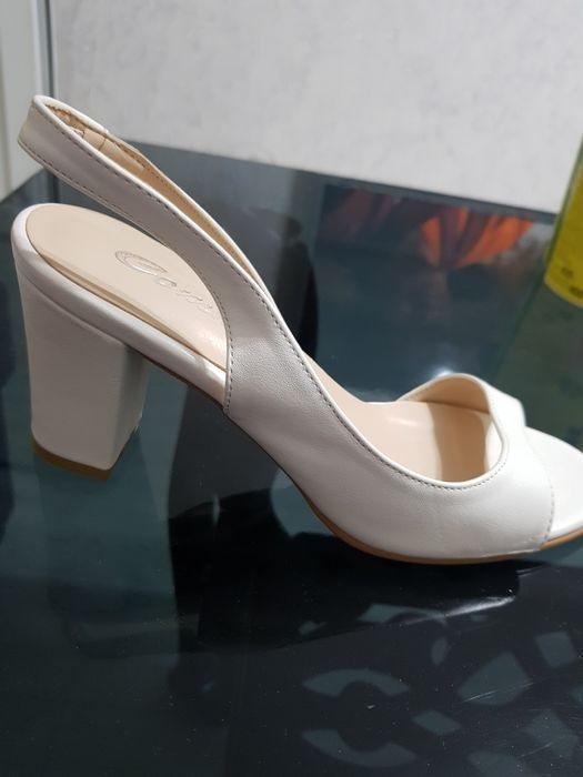 Белые  Босоножки