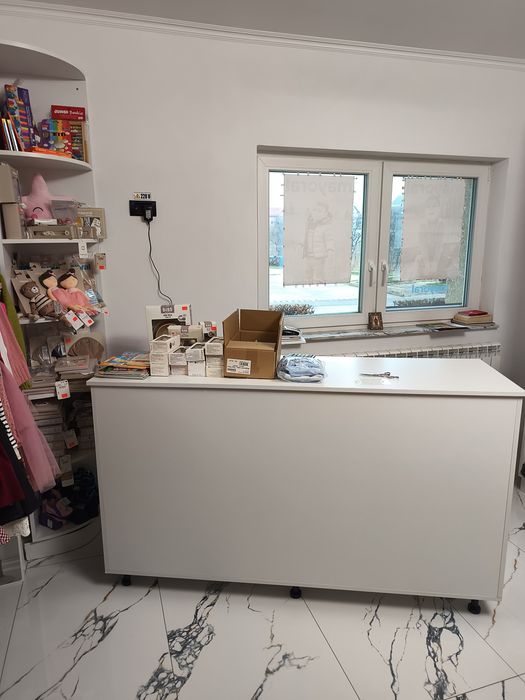 Vând mobilier pentru magazin de hăinuțe